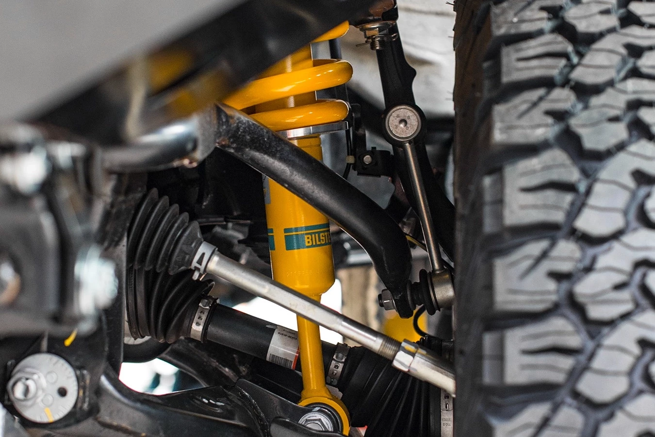 Comparison chart showing Bilstein B6 and B8 shock absorber specifications for 4WD vehicles at different lift heights and spring rates.