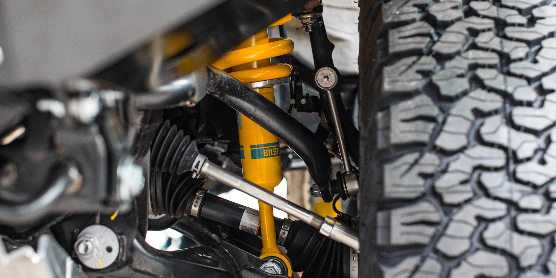 Comparison chart showing Bilstein B6 and B8 shock absorber specifications for 4WD vehicles at different lift heights and spring rates.